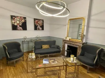 Coin salon dans l'établissement Suites Mana - La Perle des Isles , Superbe maison Art déco avec balnéothérapie