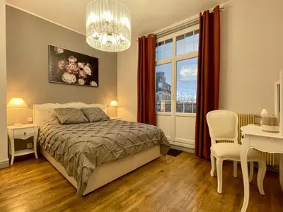 Un ou plusieurs lits dans un hébergement de l'établissement Suites Mana - La Perle des Isles , Superbe maison Art déco avec balnéothérapie