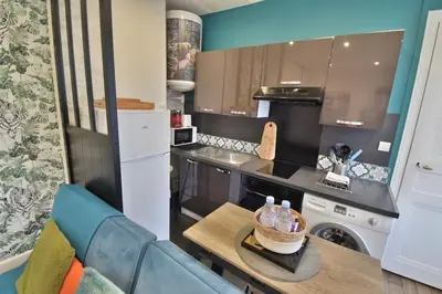 Cuisine ou kitchenette dans l'établissement Superbe T2 à 200m de la Place ducale