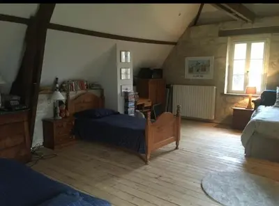 Un ou plusieurs lits dans un hébergement de l'établissement Maison cosy dans village historique