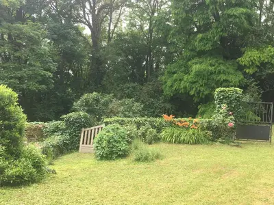 Jardin de l'établissement Maison cosy dans village historique