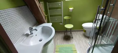 Salle de bains dans l'établissement La Hulottière Chouette Gîte