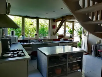 Cuisine ou kitchenette dans l'établissement La Hulottière Chouette Gîte