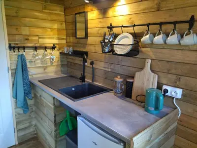 Cuisine ou kitchenette dans l'établissement BenB La Fosse Bleue