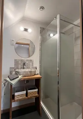 Salle de bains dans l'établissement La Chambre du Valois