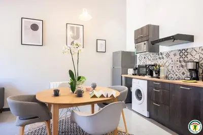 Cuisine ou kitchenette dans l'établissement Gîte de Maya Jonquières 60680