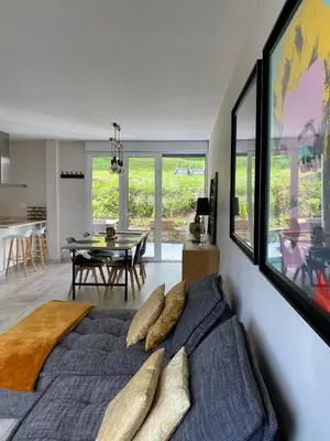 Coin salon dans l'établissement Maison d architecte avec spa
