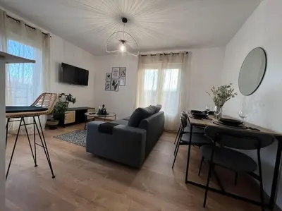 Télévision ou salle de divertissement dans l'établissement Appartement proche Disneyland