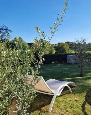 Jardin de l'établissement Ô Nuit Claire, superbe longère avec spa.