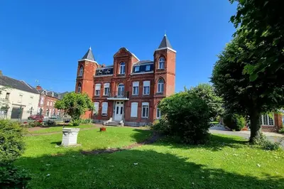Jardin de l'établissement Le petit Château Avesnois - Studio en rez de jardin avec terrasse privée