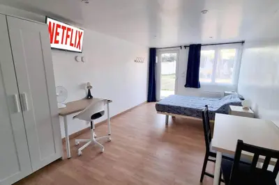 Un ou plusieurs lits dans un hébergement de l'établissement Le petit Château Avesnois - Studio en rez de jardin avec terrasse privée
