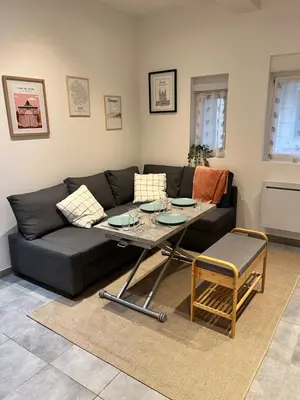 Coin salon dans l'établissement Le Rémois studio cosy hyper centre
