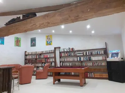 Bibliothèque dans l'appartement