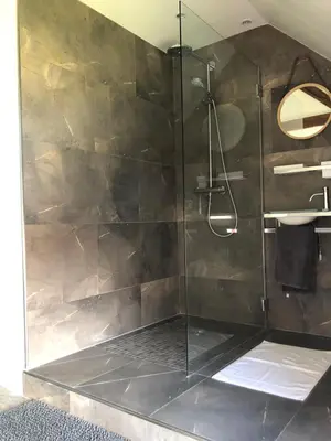 Salle de bains dans l'établissement LE GITE LACHELLE