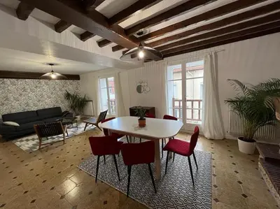 Coin salon dans l'établissement SPACIEUSE MAISON DE VILLE avec garage privé fermé