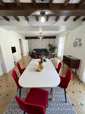 Coin salon dans l'établissement SPACIEUSE MAISON DE VILLE avec garage privé fermé