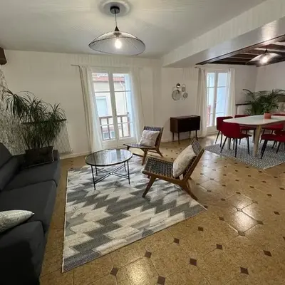 SPACIEUSE MAISON DE VILLE avec garage privé fermé