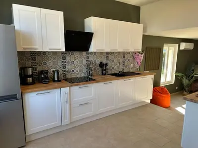 Cuisine ou kitchenette dans l'établissement Gite 5 chambres, piscine intérieure, proche du Der