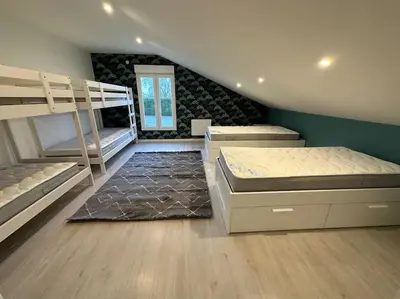 Un ou plusieurs lits dans un hébergement de l'établissement Gite 5 chambres, piscine intérieure, proche du Der