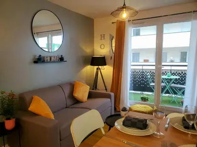 Coin salon dans l'établissement The Sunshine- Appart cosy proche Paris-Disney avec Parking privé dans résidence