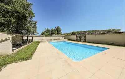 Piscine de l'établissement 1 Bedroom Nice Apartment In Ocquerre ou située à proximité