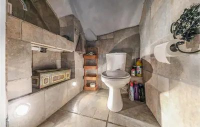 Télévision ou salle de divertissement dans l'établissement 1 Bedroom Nice Apartment In Ocquerre