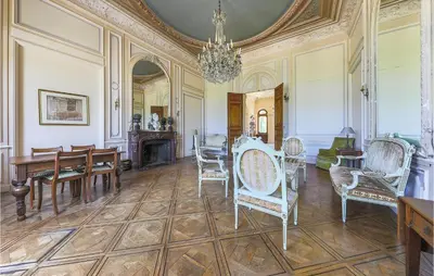 Coin salon dans l'établissement 1 Bedroom Nice Apartment In Ocquerre
