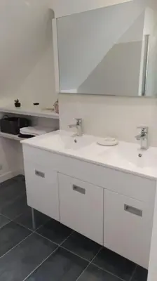 Salle de bains dans l'établissement Gîte aux trois suites parentales et son jacuzzi