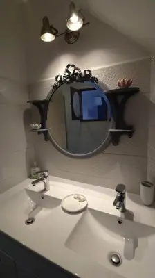 Salle de bains dans l'établissement Gîte aux trois suites parentales et son jacuzzi