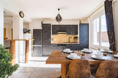 Cuisine ou kitchenette dans l'établissement La 