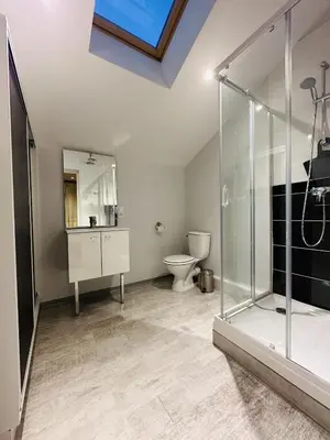 Salle de bains dans l'établissement L'Entrepotes