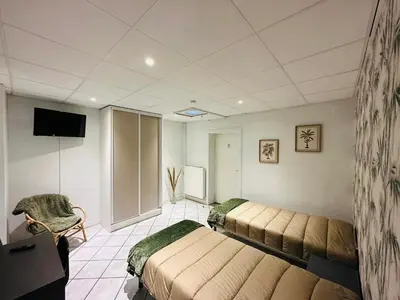 Télévision ou salle de divertissement dans l'établissement L'Entrepotes