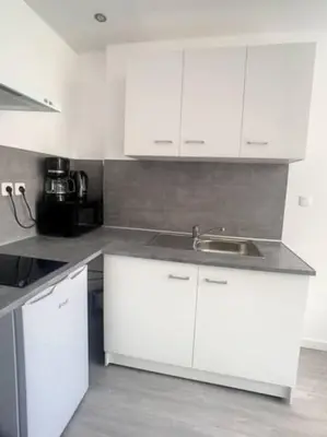 Cuisine ou kitchenette dans l'établissement SUPER Studio Tout équipé WIFI 2PERS