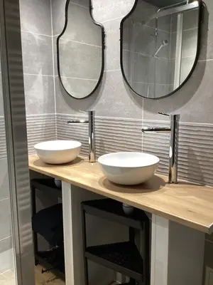 Salle de bains dans l'établissement L’INSOLITE