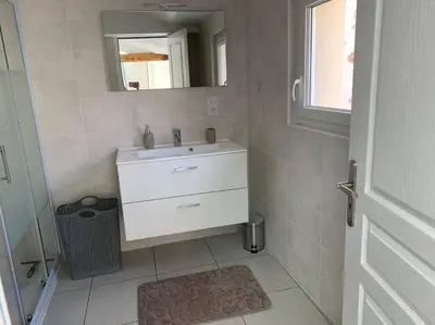 Salle de bains dans l'établissement Maison de 1 a 8 personnes entièrement rénovée