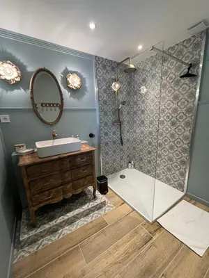 Salle de bains dans l'établissement La forge de la Tour - Gîte indépendant entièrement équipé
