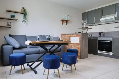 Cuisine ou kitchenette dans l'établissement La Maisonnette 20 minutes de Disney