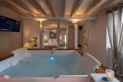 Télévision ou salle de divertissement dans l'établissement CHARME AU FIL DE L'EAU