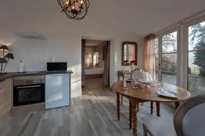 Cuisine ou kitchenette dans l'établissement CHARME AU FIL DE L'EAU