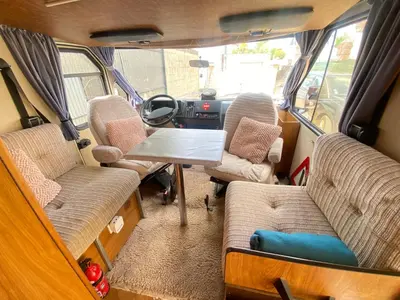 Coin salon dans l'établissement Camping-car vintage insolite
