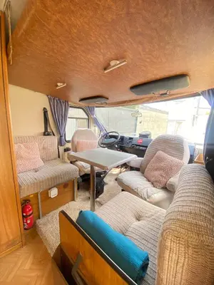 Coin salon dans l'établissement Camping-car vintage insolite