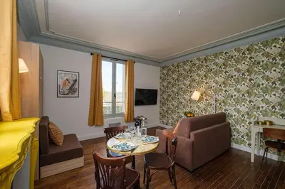 Télévision ou salle de divertissement dans l'établissement Villa Forestière Studio Le Sophora