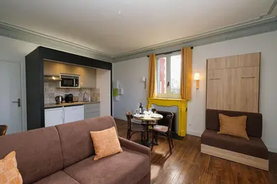 Cuisine ou kitchenette dans l'établissement Villa Forestière Studio Le Sophora