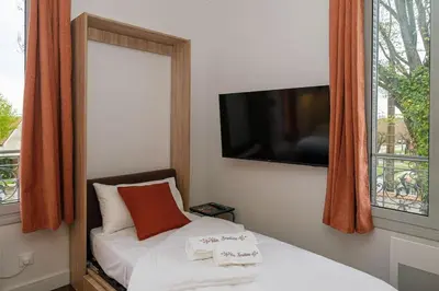 Télévision ou salle de divertissement dans l'établissement Villa Forestière Studio L'Acacia
