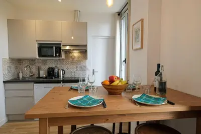 Cuisine ou kitchenette dans l'établissement Villa Forestière Appart. Le Paulownia